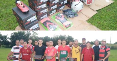 Prefeita Kelly Alencar entrega material esportivo para jogadores da Seleção de Lagoinha Prefeita Kelly Alencar entrega material esportivo para jogadores da Seleção de Lagoinha