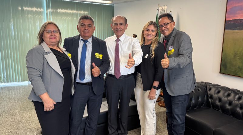 Prefeita de Lagoinha Kelly Alencar participa de reunião com o Sen. Marcelo Castro