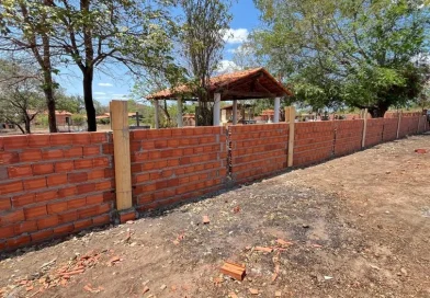 Prefeitura de Lagoinha realiza Obra de Construção de Muro e Capela no Cemitério em Estaca Zero