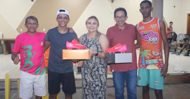 Prefeita Kelly Alencar entrega chuteiras para o atletas da seleção de Lagoinha do Piauí para a Supercopa APPM/AMPAR 2026