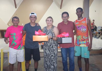 Prefeita Kelly Alencar entrega chuteiras para o atletas da seleção de Lagoinha do Piauí para a Supercopa APPM/AMPAR 2026