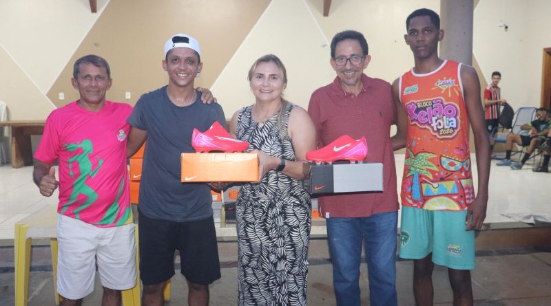 Prefeita Kelly Alencar entrega chuteiras para o atletas da seleção de Lagoinha do Piauí para a Supercopa APPM/AMPAR 2026