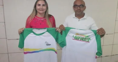 Prefeitura de Lagoinha entrega novos fardamentos aos alunos da Rede Municipal