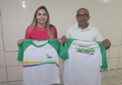 Prefeitura de Lagoinha entrega novos fardamentos aos alunos da Rede Municipal