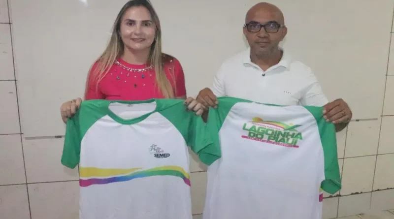 Prefeitura de Lagoinha entrega novos fardamentos aos alunos da Rede Municipal