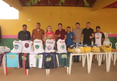 Prefeita Kelly Alencar realiza entrega de material esportivo para equipes de Lagoinha do Piauí