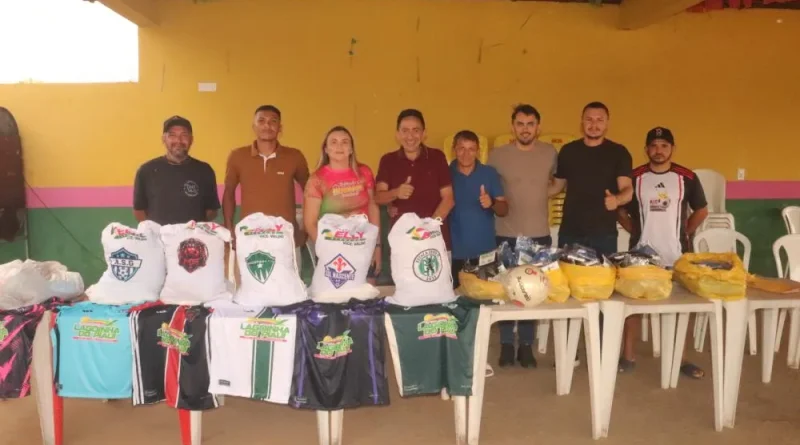 Prefeita Kelly Alencar realiza entrega de material esportivo para equipes de Lagoinha do Piauí